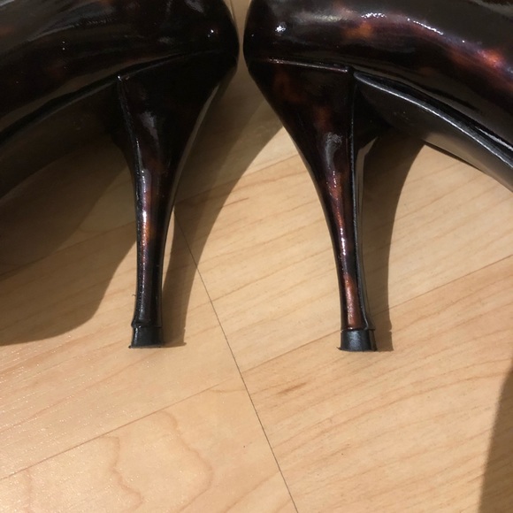 Stuart Weitzman Tortoise Open Toe patent leather 7 - Picture 4 of 12